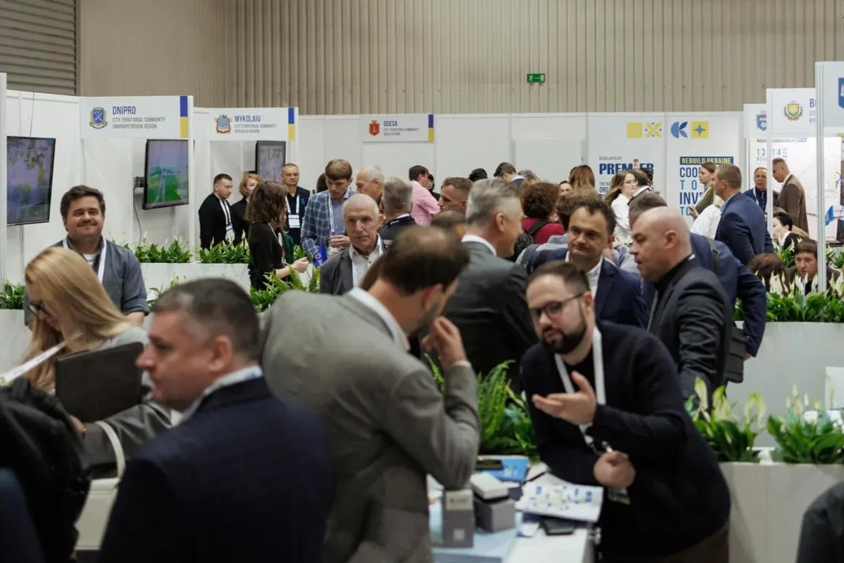 Бізнес-зустрічі за столами в зоні нетворкінгу ReBuild Ukraine 2025